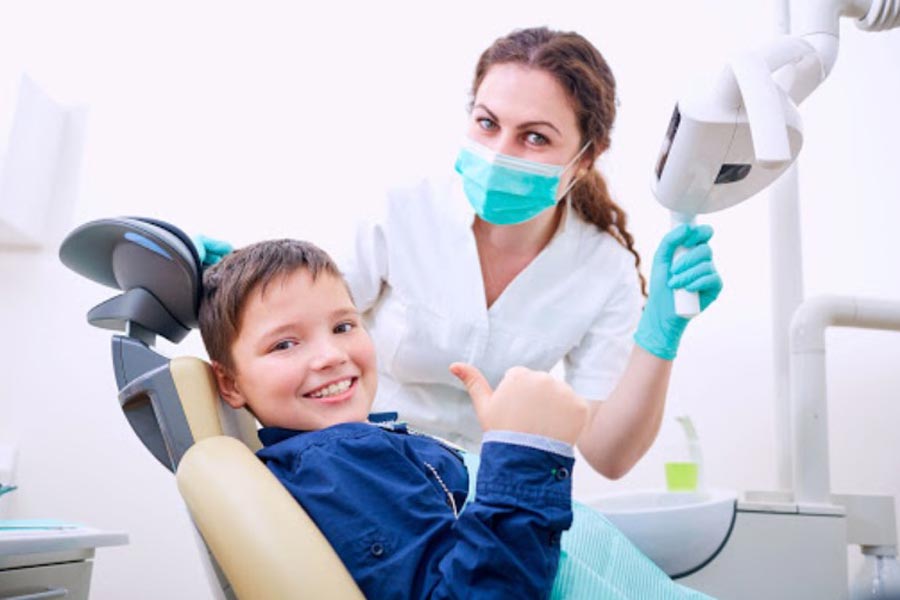 ¿Cuándo debes llevar a tu hijo por primera vez al dentista?
